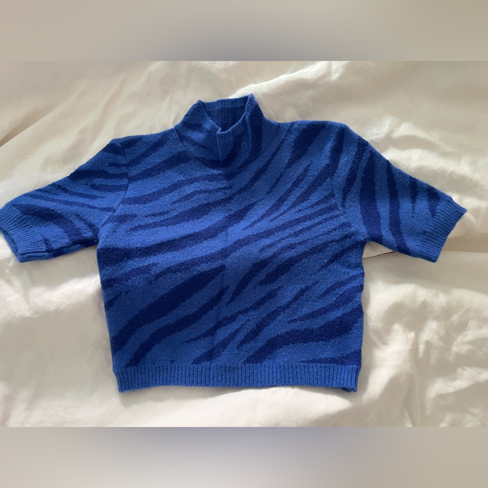 No brand sweater tee